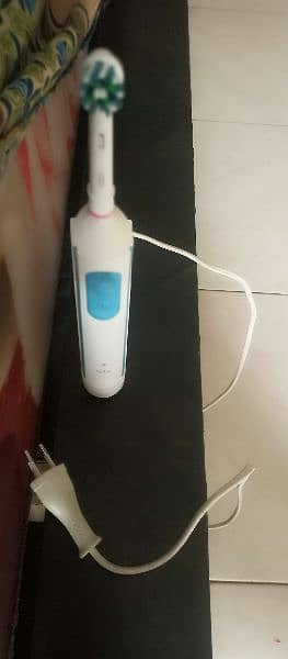 ORAL B RECHARGEABLE TOOTHBRUSH D100 13