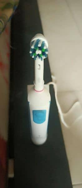ORAL B RECHARGEABLE TOOTHBRUSH D100 14