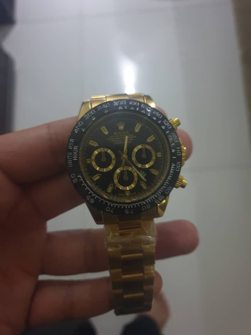 Gold watch 0