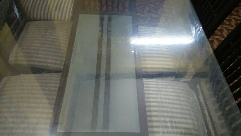 i m selling dining table 6 seater’s 4