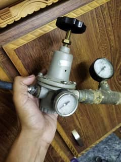 Gas regulator, adjustable gas