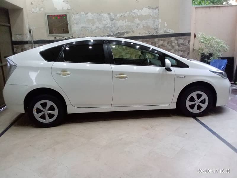 Toyota prius 2015 Pearl white 2