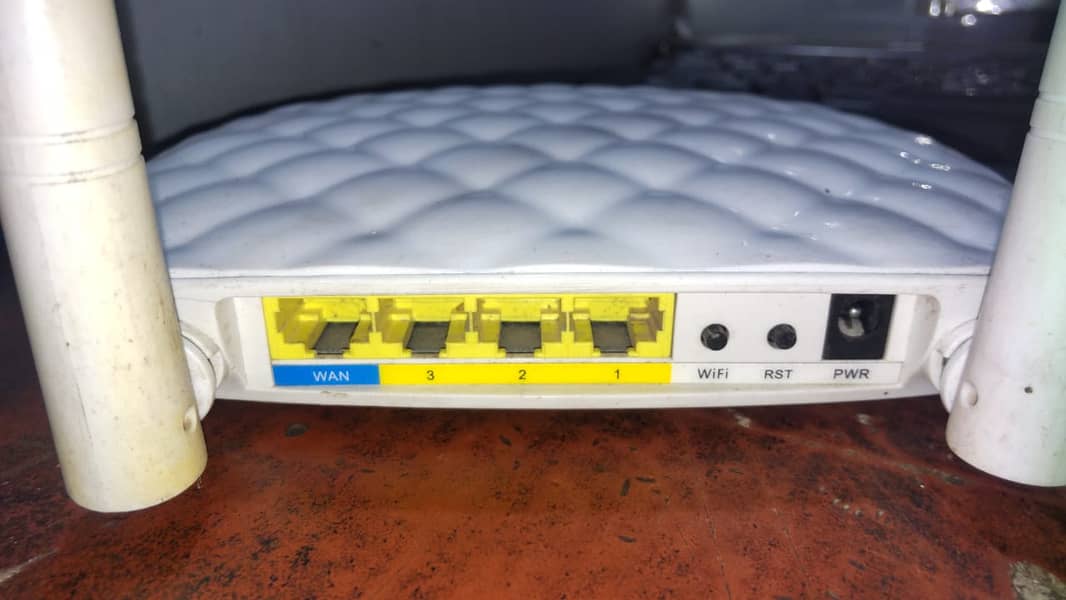 TENDA FS456 300MBPS WIRELES ROUTER High-Power Router Four Antina 2