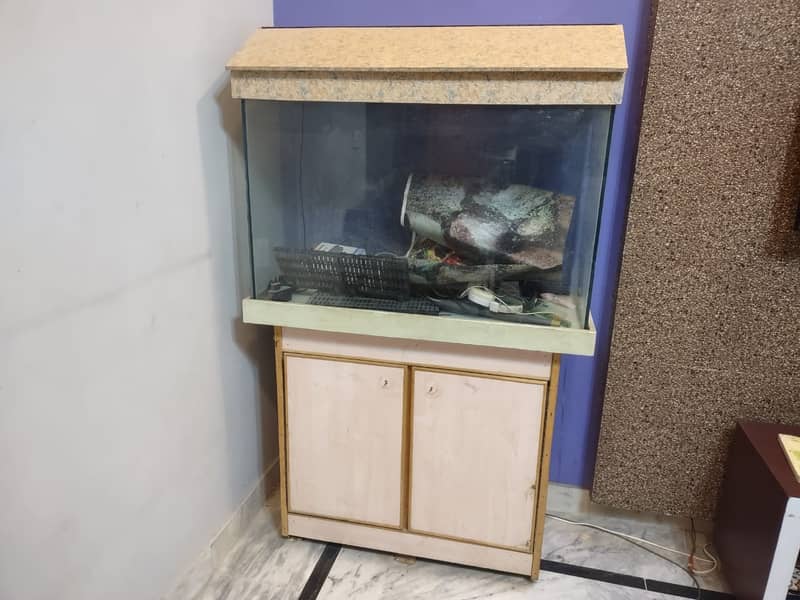 Fish Aquarium 3' x 2' x 1.25' Feet Size in Good Condition for Sale 0