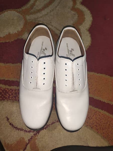 WHITE BOOTS , size 8. No. 0