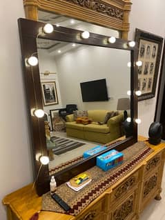 mirror with vanity lights
