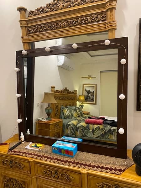 mirror with vanity lights 3