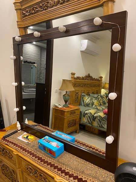 mirror with vanity lights 4