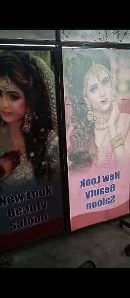 2 slon chaer hai 2 taroli hai ek hair woshing unet hai 3 miror hai