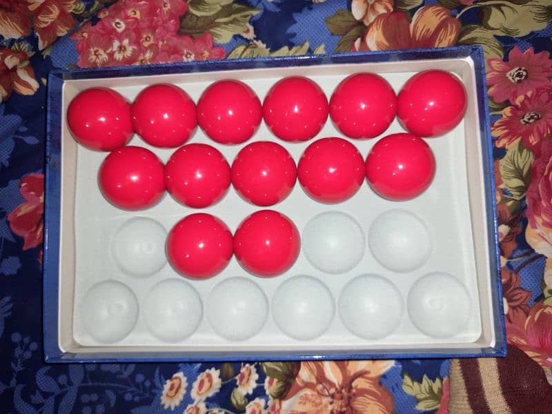 Snooker red balls pieces 12 piece and billiard pieces 1