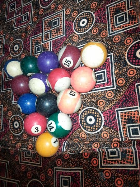 Snooker red balls pieces 12 piece and billiard pieces 3