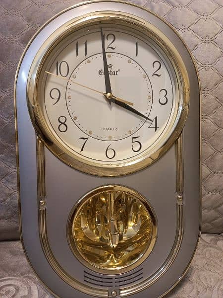 Wall clock in brand new condition 4