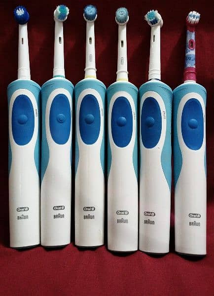 Oral-B Pro 300 Vitality FlossAction Electric Toothbrush 0