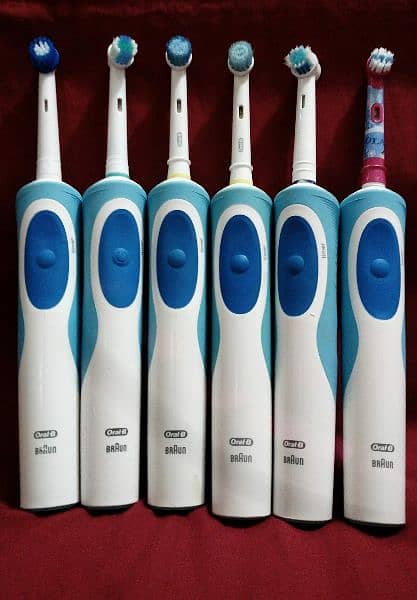 Oral-B Pro 300 Vitality FlossAction Electric Toothbrush 1