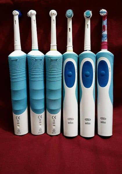 Oral-B Pro 300 Vitality FlossAction Electric Toothbrush 2