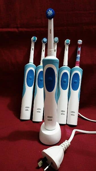 Oral-B Pro 300 Vitality FlossAction Electric Toothbrush 3