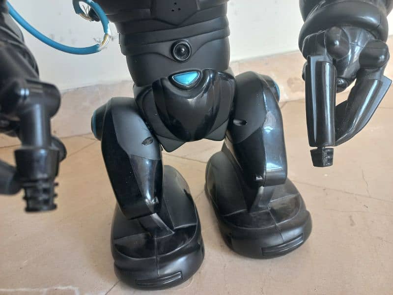 Robot , Works With Remote And Mobile App , With Minor Fault 9