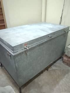 5ft Iron Trunk With Stand (Loohe Ki Paytti With Stand) For Sale.