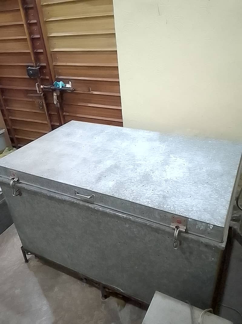5ft Iron Trunk With Stand (Loohe Ki Paytti With Stand) For Sale. 1