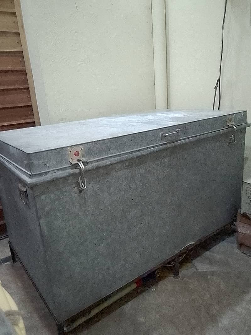5ft Iron Trunk With Stand (Loohe Ki Paytti With Stand) For Sale. 3
