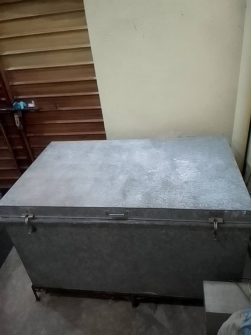 5ft Iron Trunk With Stand (Loohe Ki Paytti With Stand) For Sale. 4