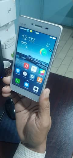 VIVo Y51A Lush Condition Mobile With Box & Cahrger