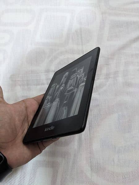Amazon Kindle Paperwhite e reader-10th Generation- 6" Display-8 & 32GB 2