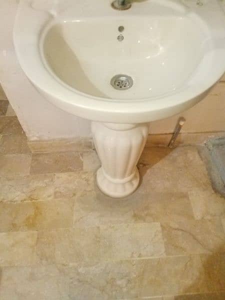 Wash basin for sale in good condition baki ap pic me dekh saktay ha 3