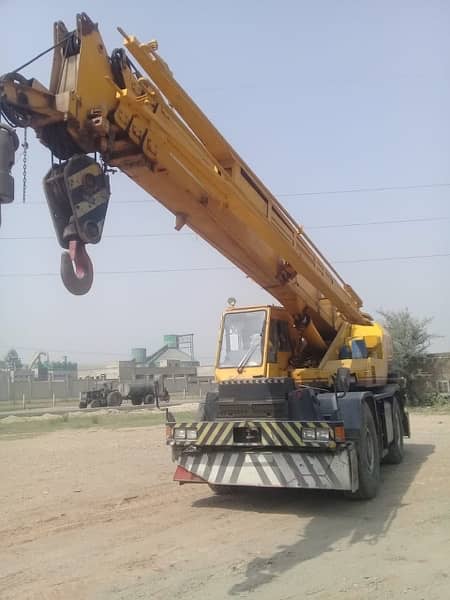 25 ton Tadano crane (4X4)  for sale in Excellent condition 3