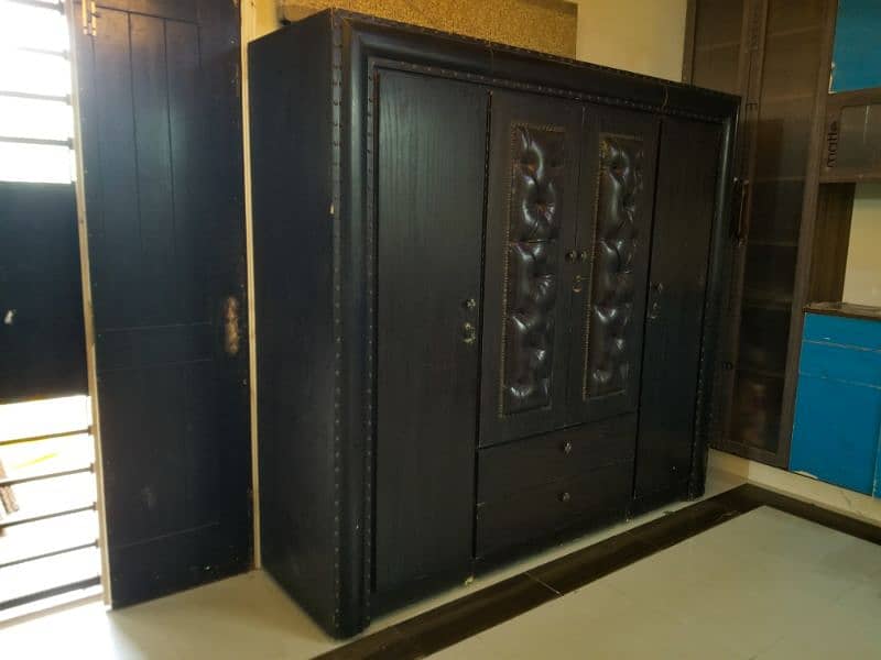 Almari / Wardrobe Three Door for Sale 1