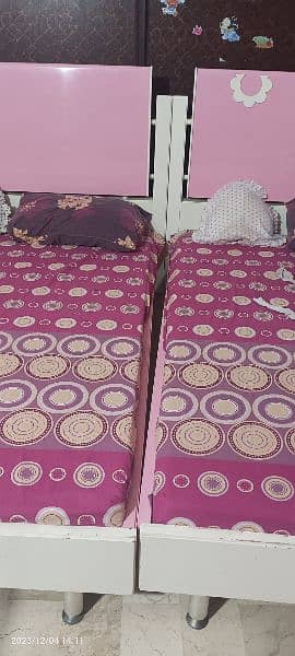 Twin Bed Set in Mint Condition 0