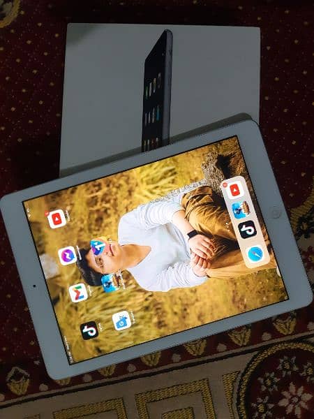 IPAD AIR WITH BOX 1 RAM 16 STORAGE BEST FOR GAMING PRICE IS NEGOTIABLE 2