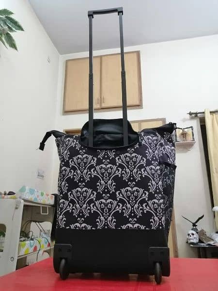 Black Wheeled Trolley bag, Imported 17