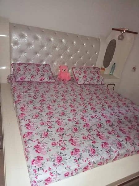 queen size furniture in best condition 1