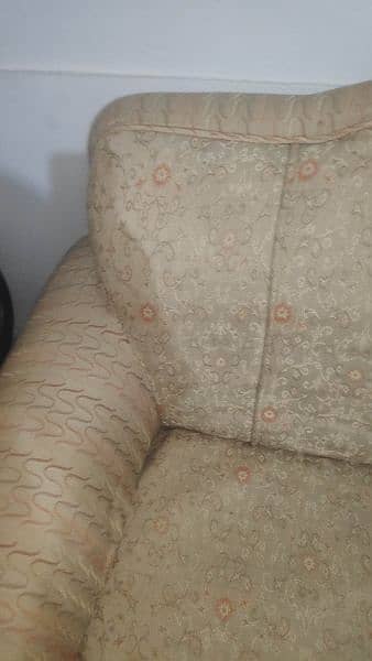 5 seaters sofa set in best condition 3