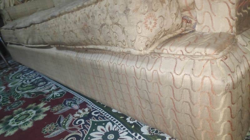 5 seaters sofa set in best condition 6