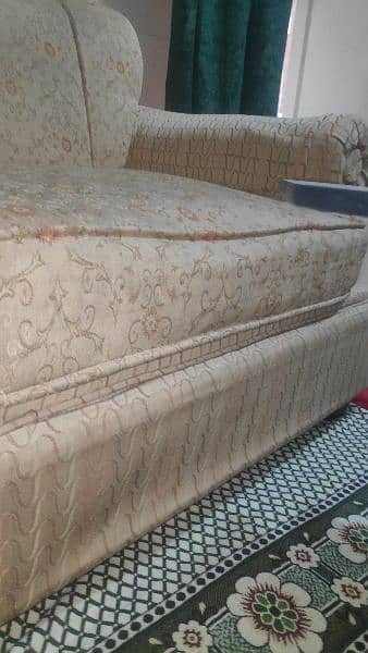 5 seaters sofa set in best condition 9