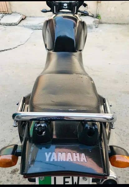 Yamha ybr 125
black colour 
2017 model 8