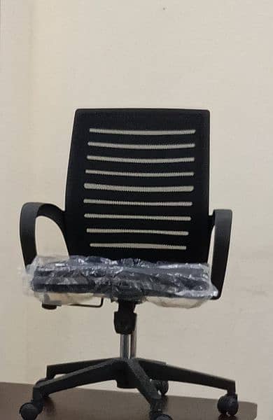 any office chairs available contact on WhatsApp 4