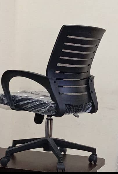 any office chairs available contact on WhatsApp 6