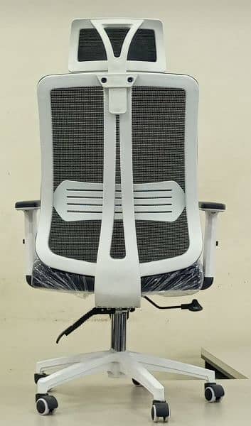 any office chairs available contact on WhatsApp 7
