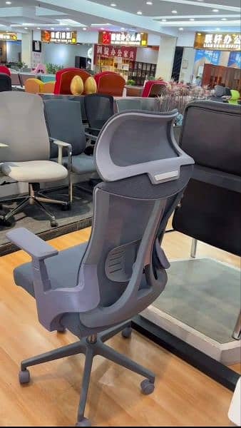 any office chairs available contact on WhatsApp 8