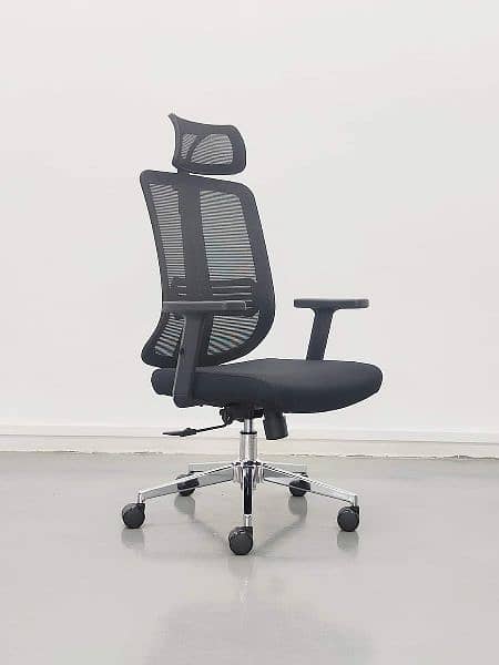 any office chairs available contact on WhatsApp 17