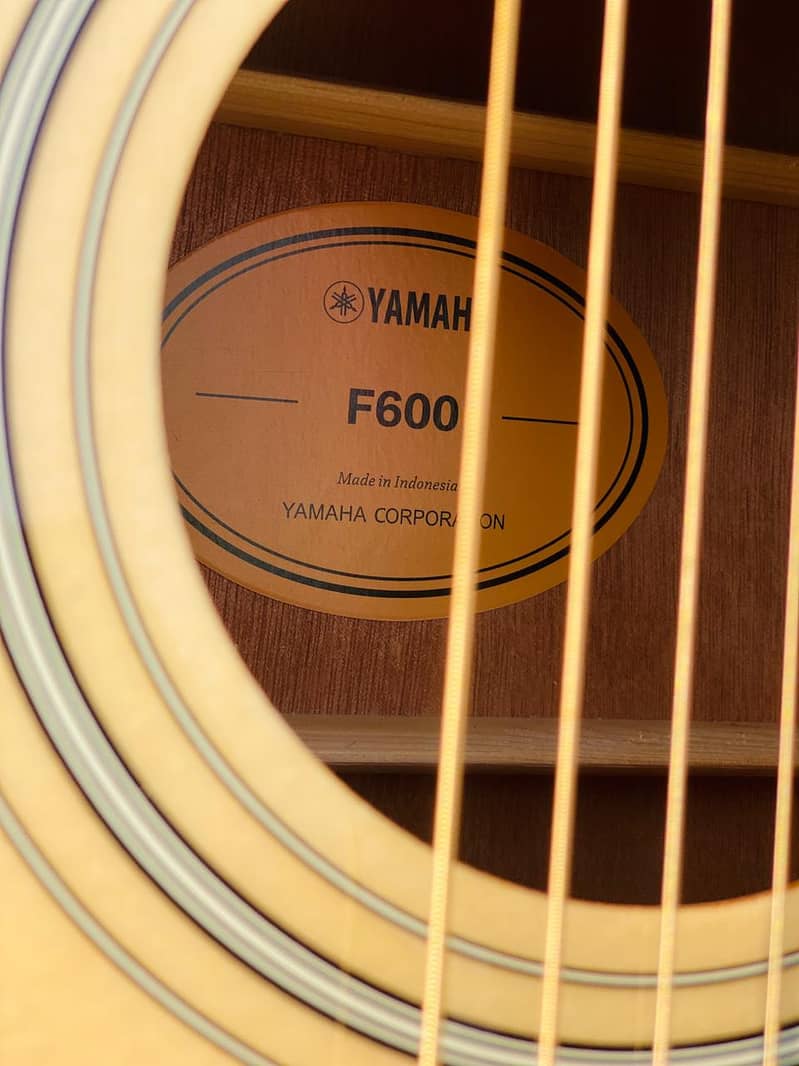 Yamaha F-600 Acoustic guitar Original (Made in Indonesia) 3