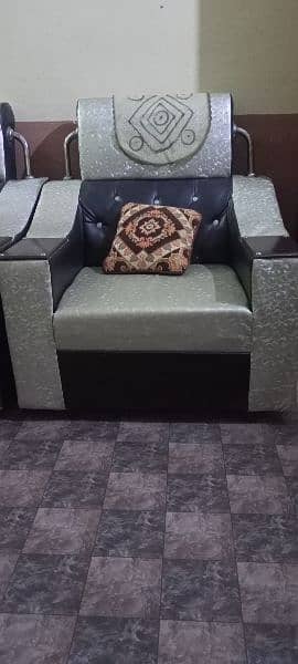 A set of sofa with good quality 0