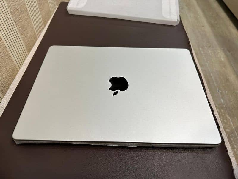 macbook pro M2 MAX 32/1TB non active 1