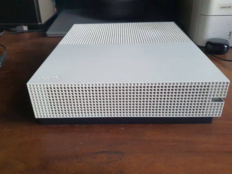Xbox one s 500 gb PERFECT CONDITION free ethernet cable) 4