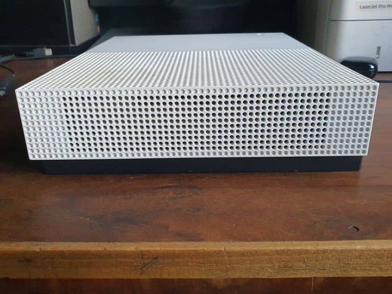 Xbox one s 500 gb PERFECT CONDITION free ethernet cable) 6