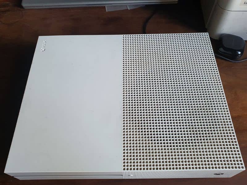 Xbox one s 500 gb PERFECT CONDITION free ethernet cable) 7