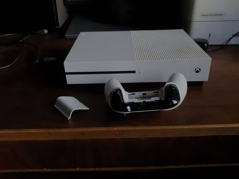 Xbox one s 500 gb PERFECT CONDITION free ethernet cable) 12